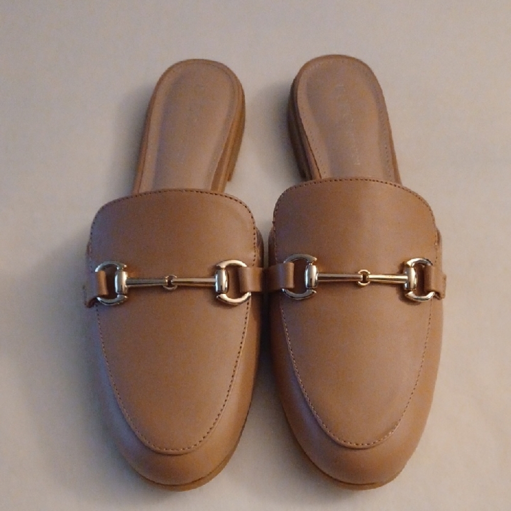 NWOT BCBGeneration,Tan Mules. Size 8M